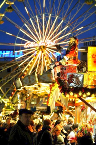 Am Donnerstag, den 17.11.2011 wird der Weihnachtsmarkt in der Innenstadt in Duisburg eröffnet. Bei kaltem trockenen Wetter kommen tausende Besucher, um den ersten glühwein zu trinken oder leckere heiße Maronen zu essen.  Foto: Stephan Eickershoff / WAZ FotoPool