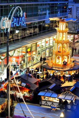 Am Samstag, den 19.11.2011 strömen tausende Besucher am ersten Wochenende auf den Weihnachtsmarkt in Duisburg - Mitte. Bei trockenem kühlen Wetter geniessen die Leute Glühwein , Leckereien oder kaufen schon mal das ein oder andere Geschenk für Weihnachten. Im Foto die große Weihnachtspyramide vor dem City PalaisFoto: Stephan Eickershoff / WAZ FotoPool