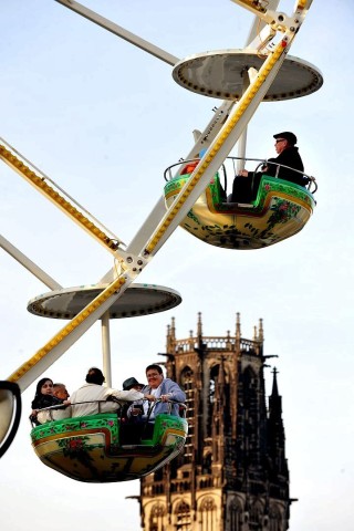 Am Samstag, den 19.11.2011 strömen tausende Besucher am ersten Wochenende auf den Weihnachtsmarkt in Duisburg - Mitte. Bei trockenem kühlen Wetter geniessen die Leute Glühwein , Leckereien oder kaufen schon mal das ein oder andere Geschenk für Weihnachten. Im foto das Riesenrad vor dem Turm der SalvatorkircheFoto: Stephan Eickershoff / WAZ FotoPool