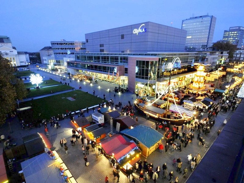 Am Samstag, den 19.11.2011 strömen tausende Besucher am ersten Wochenende auf den Weihnachtsmarkt in Duisburg - Mitte. Bei trockenem kühlen Wetter geniessen die Leute Glühwein , Leckereien oder kaufen schon mal das ein oder andere Geschenk für Weihnachten. Im foto der Blick auf das City Palais und die KönigstraßeFoto: Stephan Eickershoff / WAZ FotoPool