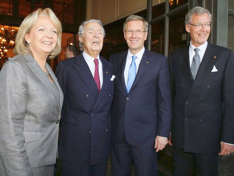 Hannelore Kraft, Berthold Beitz, Christian Wulff und Gerhard Cromme. Foto: AFP