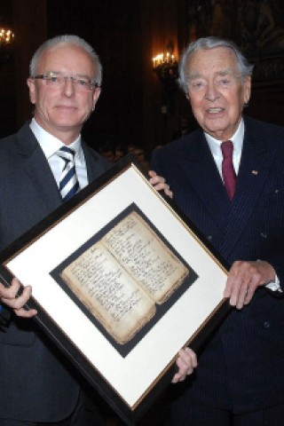 Oberbürgermeister Reinhard Paß überreicht Professor Dr. Berthold Beitz das Faksimile eines Eintrags aus dem Jahr 1587 im alten Gildenbuch der Stadt, indem der Name Krupp erstmals auftauchte.Foto: Elke Brochhagen