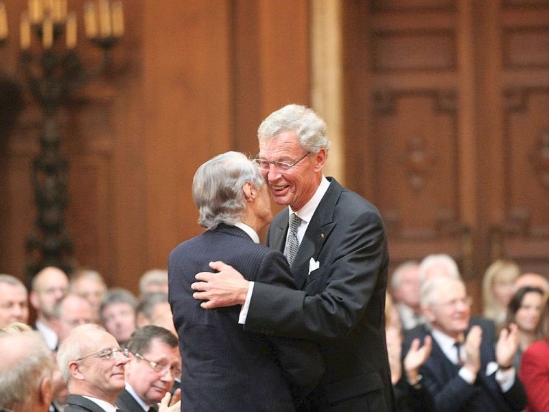 Berthold Beitz bedankt sichbei Gerhard Cromme.Foto: ThyssenKrupp