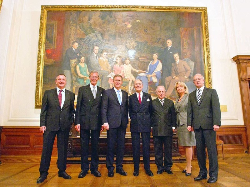 Bei Festakt 200 Jahre Krupp in der Villa  Hügelstehen unter dem Familienfoto der Familie Krupp vl: Thomas Schlenz, Konzernbetriebsratsvorsitzender der ThyssenKrupp AG, Dr. Gerhard Cromme, Vorsitzender des Aufsichtsrats der ThyssenKrupp AG, Bundespräsident der Bundesrepublik Deutschland, Christian Wulff, Professor Dr. Berthold Beitz, Ehrenvorsitzender des Aufsichtsrats von ThyssenKrupp und Vorsitzender des Kuratoriums der Alfried Krupp von Bohlen und Halbach-Stiftung, Maestro Daniel Barenboim, Generalmusikdirektor der Staatsoper Unter den Linden in Berlin, Ministerpräsidentin Hannelore Kraft und der Essener Oberbürgermeister Reinhard Paß.