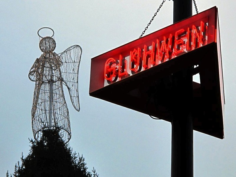 Mehr als 300 Stände mit Kunsthandwerk, Weihnachtsdekorationen, außergewöhnlichem Spielzeug und vielem mehr gibt es auf dem 113. Dortmunder Weihnachtsmarkt.Im Bild: Weihnachtsbaumspitze mit Engel und Leuchtreklame für einen Glühweinstand