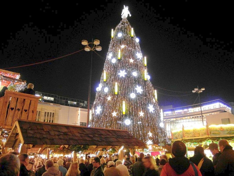 Mehr als 300 Stände mit Kunsthandwerk, Weihnachtsdekorationen, außergewöhnlichem Spielzeug und vielem mehr gibt es auf dem 113. Dortmunder Weihnachtsmarkt.Im Bild: Großes Gedränge herrschte am 21.11.2011 als der weihnachtsbaum zum offiziell beleuchtet wurde.