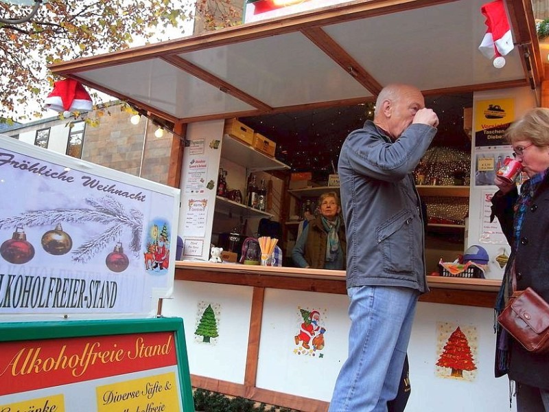 Mehr als 300 Stände mit Kunsthandwerk, Weihnachtsdekorationen, außergewöhnlichem Spielzeug und vielem mehr gibt es auf dem 113. Dortmunder Weihnachtsmarkt.Im Bild: Ein älteres Paar steht am 23.11.2011 an einem Stand, der nur alkoholfreie Getränke verkauft.