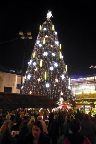 Mehr als 300 Stände mit Kunsthandwerk, Weihnachtsdekorationen, außergewöhnlichem Spielzeug und vielem mehr gibt es auf dem 113. Dortmunder Weihnachtsmarkt.Im Bild: Großes Gedränge herrschte am 21.11.2011 als der weihnachtsbaum zum offiziell beleuchtet wurde.