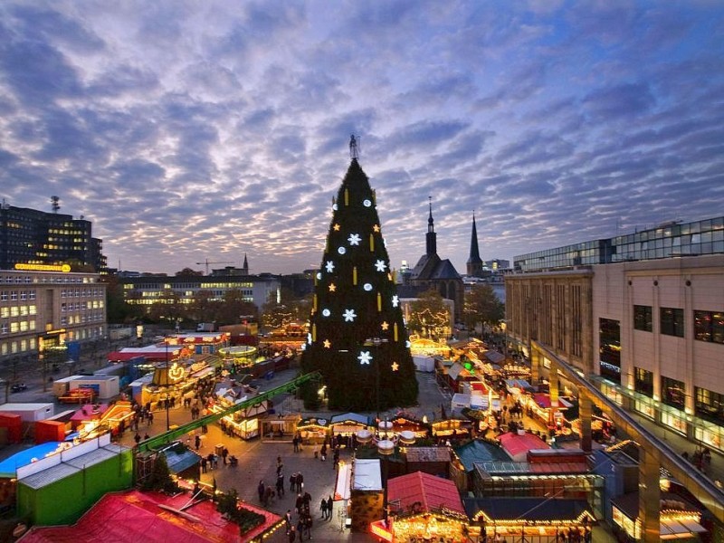 Erste Illuminierung der Riesentanne auf dem Dortmunder Weihnachtsmarkt am 17.11.2011.Foto: Knut Vahlensieck