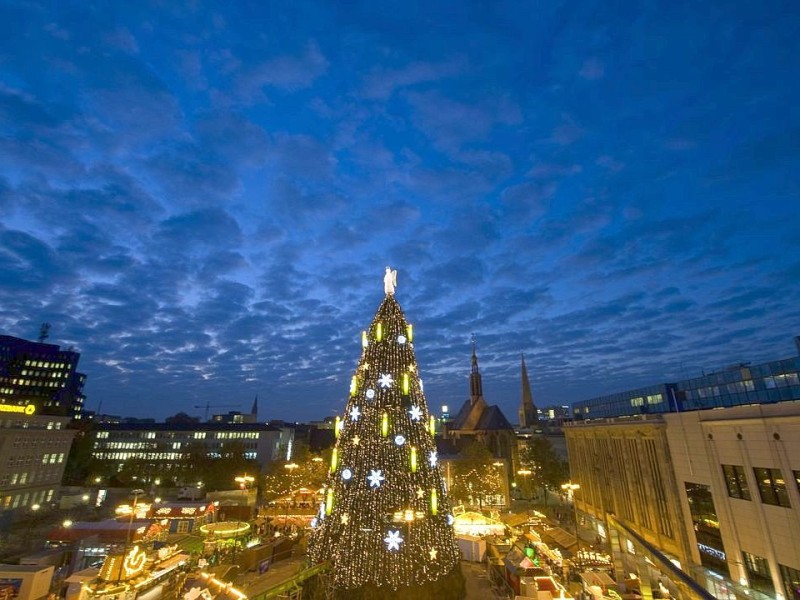 Weihnachtsbaum auf dem Dortmunder Weihnachtsmarkt ist zum ersten mal illuminiert am 17.11.2011. Foto: Knut Vahlensieck