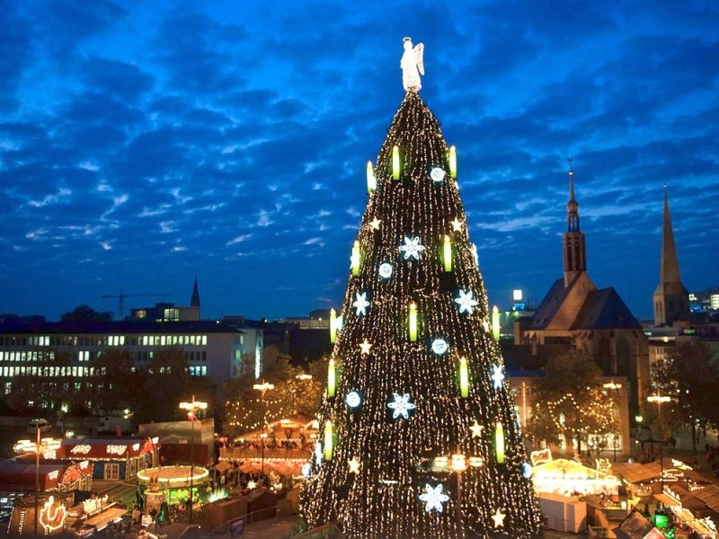 Weihnachtsbaum auf dem Dortmunder Weihnachtsmarkt ist zum ersten mal illuminiert am 17.11.2011. Foto: Knut Vahlensieck