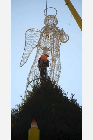 Der Engel wird auf der Spitze des Dortmunder Weihnachtsbaums angebracht. Riesentanne Weihnachtsmarkt.Foto: Knut Vahlensieck