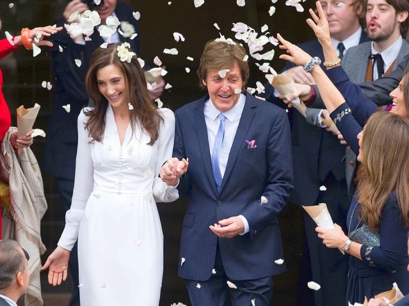 Ex-Beatle Paul McCartney hat zum dritten Mal geheiratet. Er gab im Oktober in London der US-Unternehmerin Nancy Shevell das Ja-Wort. Die Braut trug ein elegantes Kleid, entworfen von McCartneys Tochter Stella.