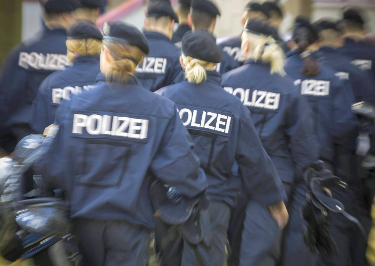 polizeischuelerinnen~29f6112d-2293-4ff4-9e81-adef21610426.jpg