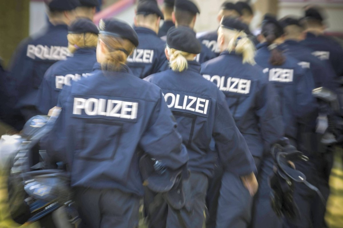 polizeischuelerinnen~29f6112d-2293-4ff4-9e81-adef21610426.jpg