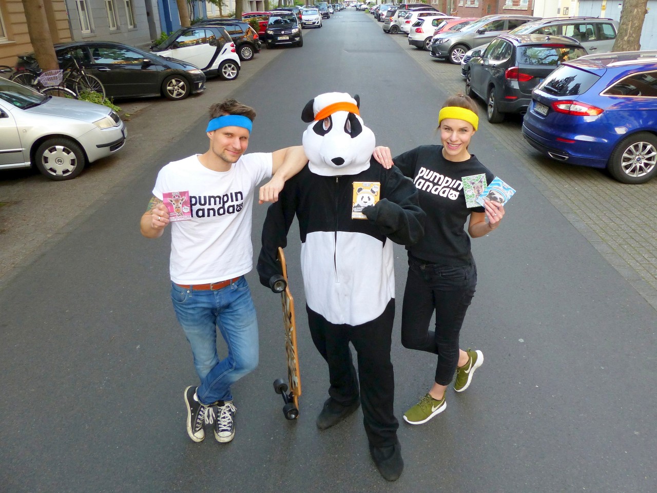 Matthias und Jessica Ludwig mit ihrem Marken-Maskottchen.