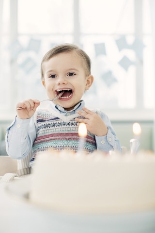 Der kleine Prinz Oscar – hier an seinem zweiten Geburtstag – trägt den Titel Herzog von Skåne. 