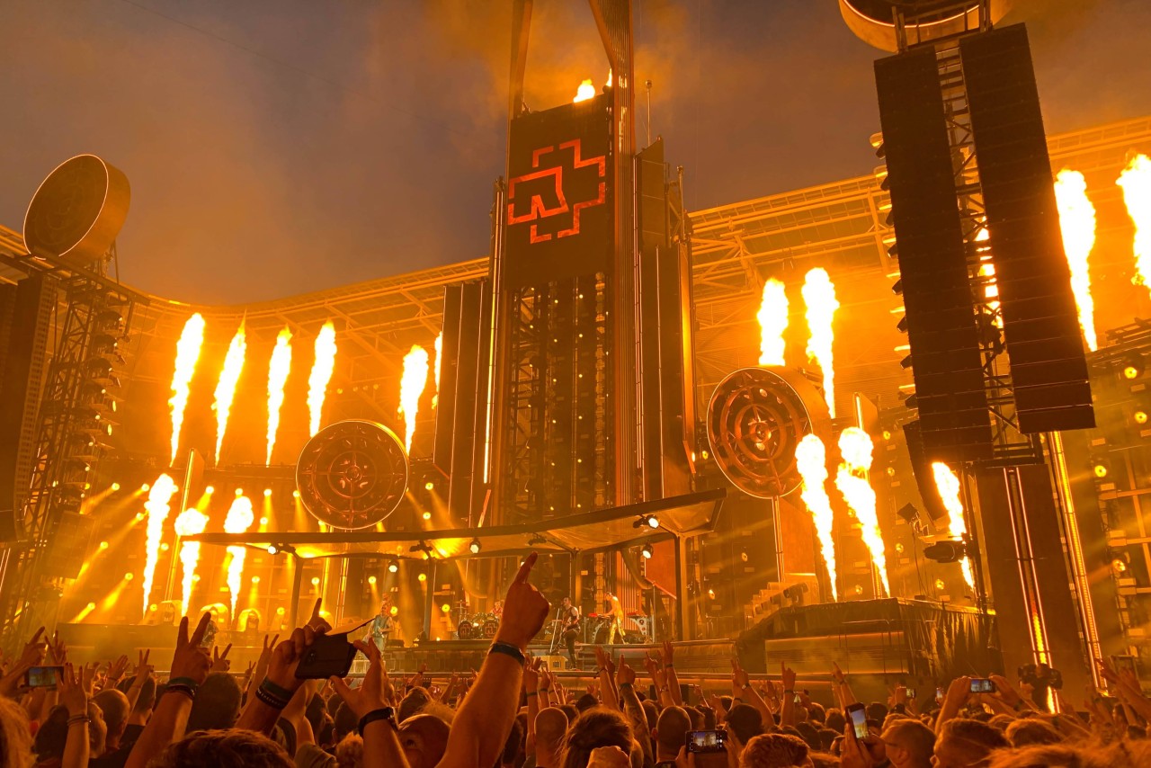 Bei den Rammstein-Konzerten 2019, hier in Dresden, gab es eine eindrucksvolle Feuershow für die Fans.  