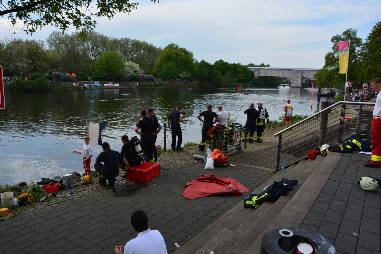 Rettungskräfte suchen nach der vermissten Person.