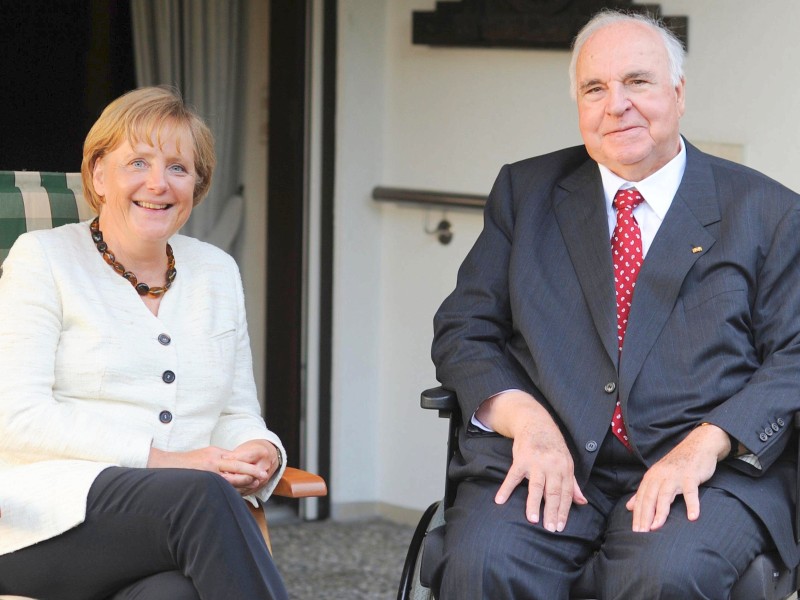 Der Gastgeber: Im August 2009 empfing der gesundheitlich schon angeschlagene Kohl in seinem Haus in Oggersheim die Bundeskanzlerin und CDU-Vorsitzende Angela Merkel. Das Verhältnis zwischen den beiden galt als schwierig. Kohl hatte Merkel zunächst das Kanzleramt nicht zugetraut. Später war es Merkel, die nach Kohls Abtritt von der politischen Bühne auf Distanz zum Ex-CDU-Chef ging. 