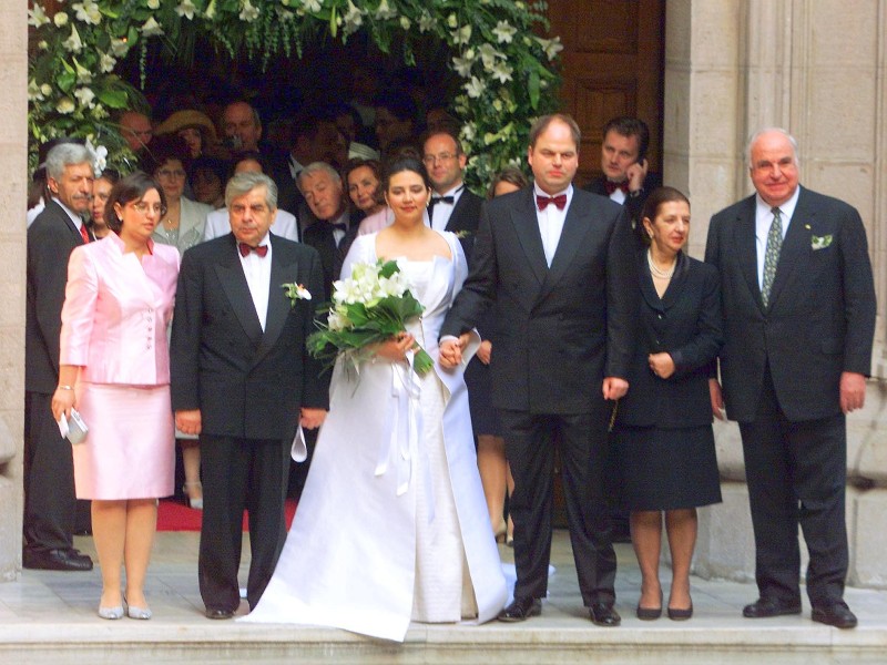 Der Vater: 2001 reiste Helmut Kohl nach Istanbul, wo Sohn Peter Kohl seine langjährige Partnerin Elif Sozen heiratete. Das Bild zeigt das Hochzeitspaar mit Kohl (r.) und an den Eltern der Braut vor der katholische St.-Antonius-Basilika in Istanbul.  Später überwarf sich Helmut Kohl mit seinen Söhnen Peter und Walter. Der Kontakt brach über lange Zeit hinweg ab.