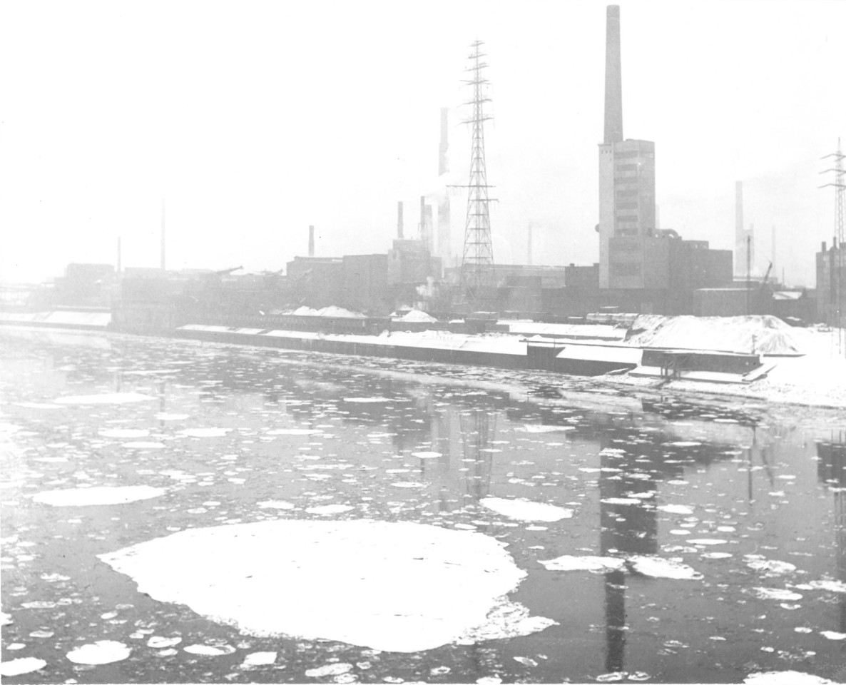 Duisburg: Der Rhein 1963 vor der Kulisse der Industrieanlagen in Hochfeld.