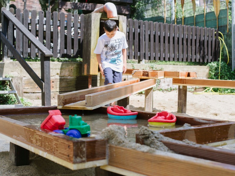 In Duisburg Rheinhausen gibt es einen Abenteuerspielplatz mit Wassererlebnis.