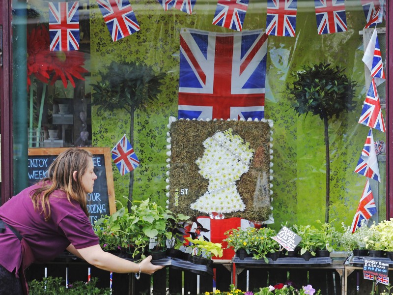 Ein Portrait der Queen aus Blumen schmückt das Schaufenster der Floristin Kelly Jordan in Southsea, Süd-England.