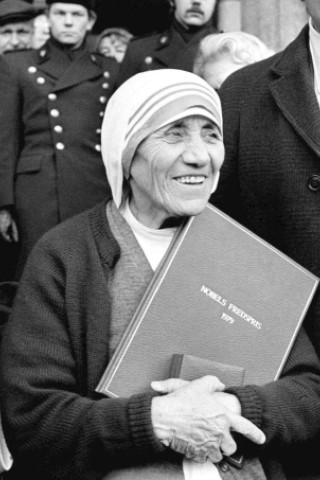 Unumstritten war Mutter Teresa nicht: Ihre Einstellung zur Abtreibung, die sie den „größten Friedenszerstörer der Welt“ nannte, und ihr Feldzug gegen Verhütung brachte Kritiker gegen sie auf. Der britisch-pakistanische Autor und Filmemacher Tariq Ali nannte die Heiligsprechung „lächerlich“ und „dumm“. 1994 hatte er zusammen mit seinem 2001 verstorbenen Kollegen Christopher Hitchens die Dokumentation „Hell’s Angel“ („Höllenengel“) gedreht und darin Missstände in Mutter Teresas Heimen angeprangert sowie ihre Freundschaft zu Diktatoren wie dem früheren haitianischen Machthaber „Baby Doc“ Jean-Claude Duvalier.