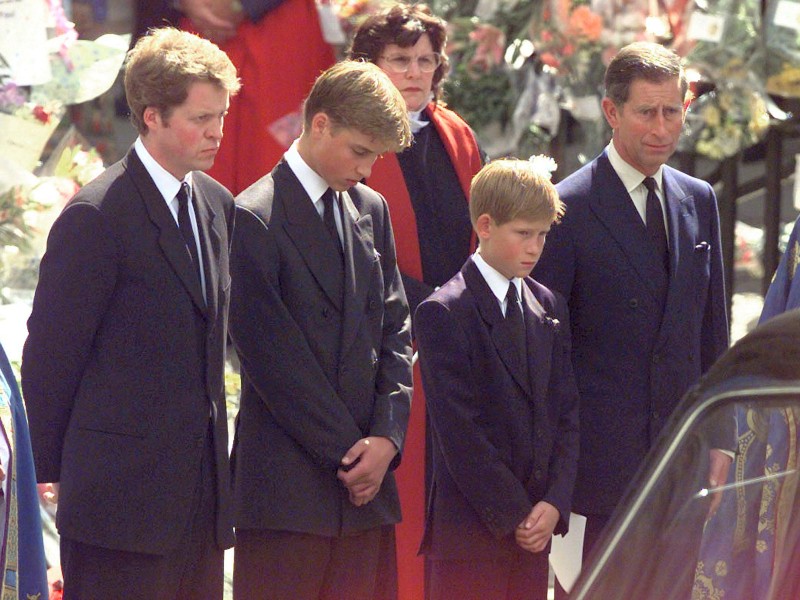 Dem schönen Sommerurlaub folgt die Katastrophe: Prinzessin Diana verunglückt bei einem Unfall in Paris am 31. August 1997. Bei ihrer Beerdigung am 6. September 1997 folgen die Prinzen gemeinsam mit ihrem Vater Charles und dem Onkel Earl Spencer dem Sarg. Für Harry eine sehr verstörende Situation, sagte er der US-Zeitung „Newsweek“: „Meine Mutter war gerade gestorben und ich musste den langen Weg hinter dem Sarg gehen, während mich tausende Menschen anstarrten und Millionen im Fernsehen sahen. Unter keinen Umständen sollte sowas von einem Kind verlangt werden“.