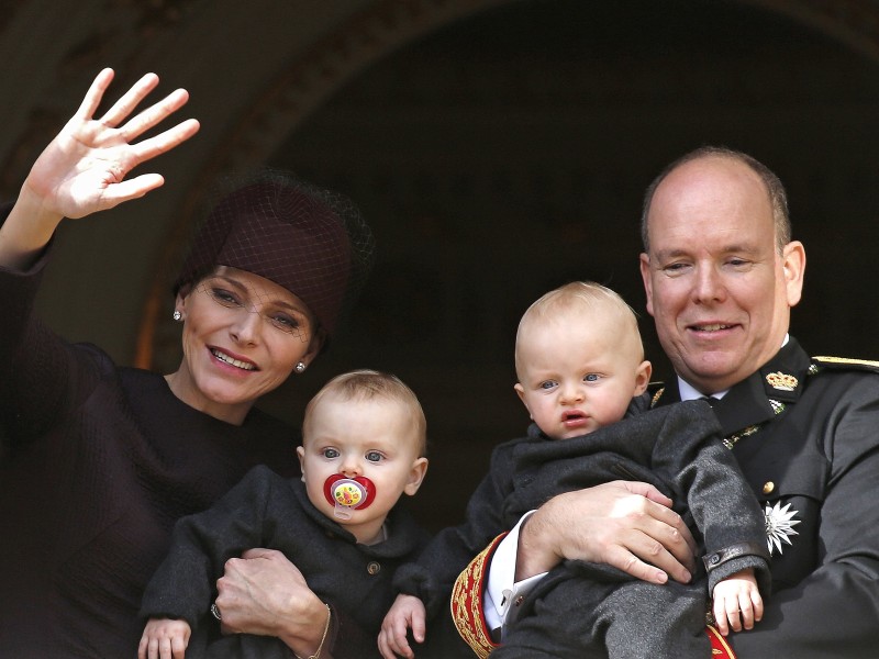 Das Fürstenpaar von Monaco ist ebenfalls Eltern geworden. Ihre Zwillinge Gabriella Thérèse Marie, Comtesse von Carladès, und Jacques Honoré Rainier, Erbprinz von Monaco, Marquis von Baux, kamen 2014 zur Welt.