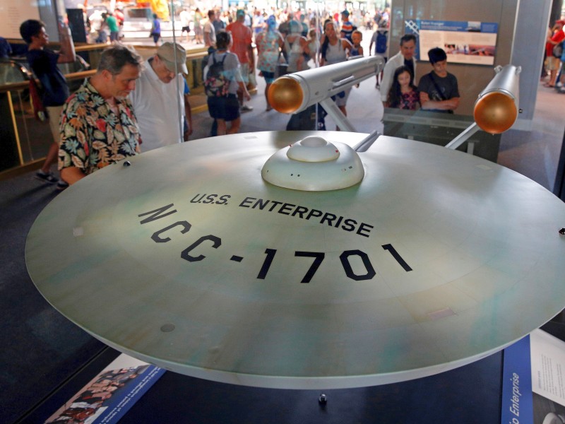 NCC – 1701: Die Kennung der USS Enterprise ist für viele Trekkies eines von vielen wichtigen Symbolen der Weltraumsaga. Eine Nachbildung der allerersten Enterprise bekommen „Trekkies“, wie die Star-Trek-Fans genannt werden, im Smithsonian Air and Space Museum in Washington zu sehen.