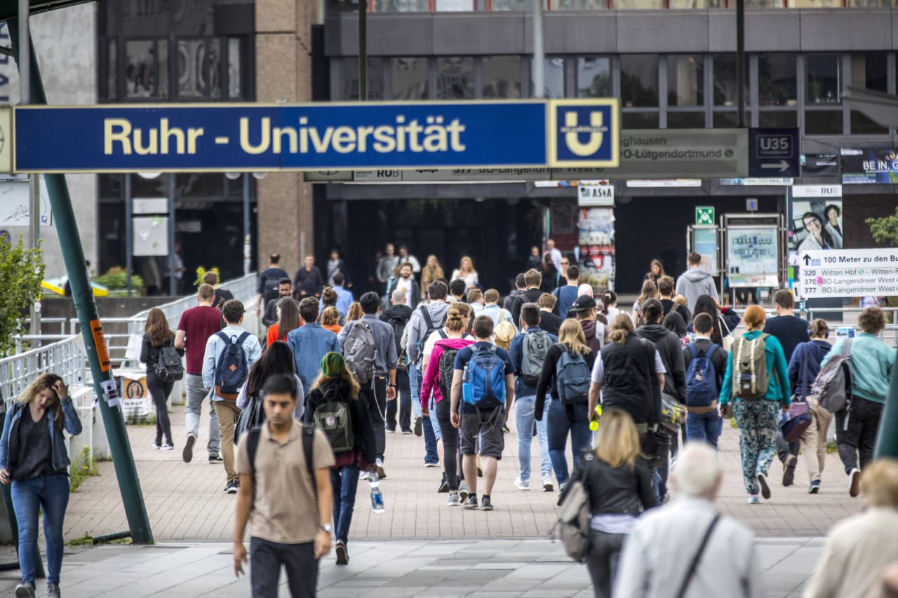 Die Ruhruni Bochum hat verschiedene Desinfektionsmittel getestet.