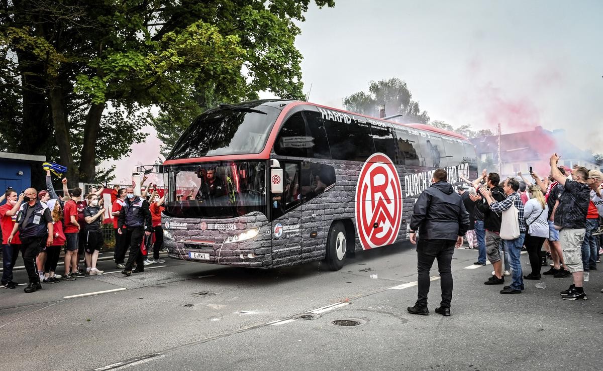 Die Mannschaft wird von Fans in Empfang genommen. 