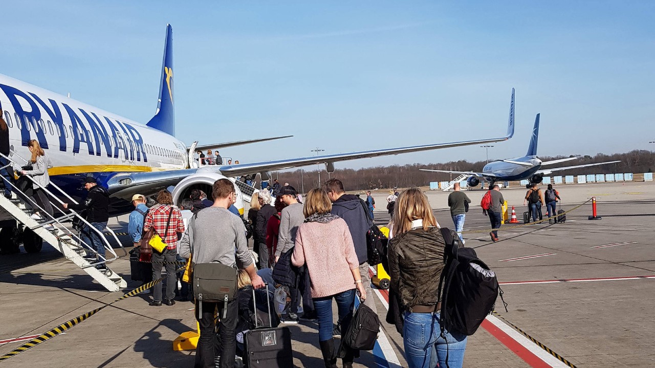 Als Urlauber in den Ryanair-Flieger steigen wollen, trifft sie der Schlag. (Symbolbild)