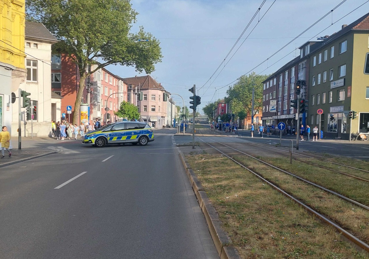 Die Polizei Gelsenkirchen musste die Schalker Meile sperren.