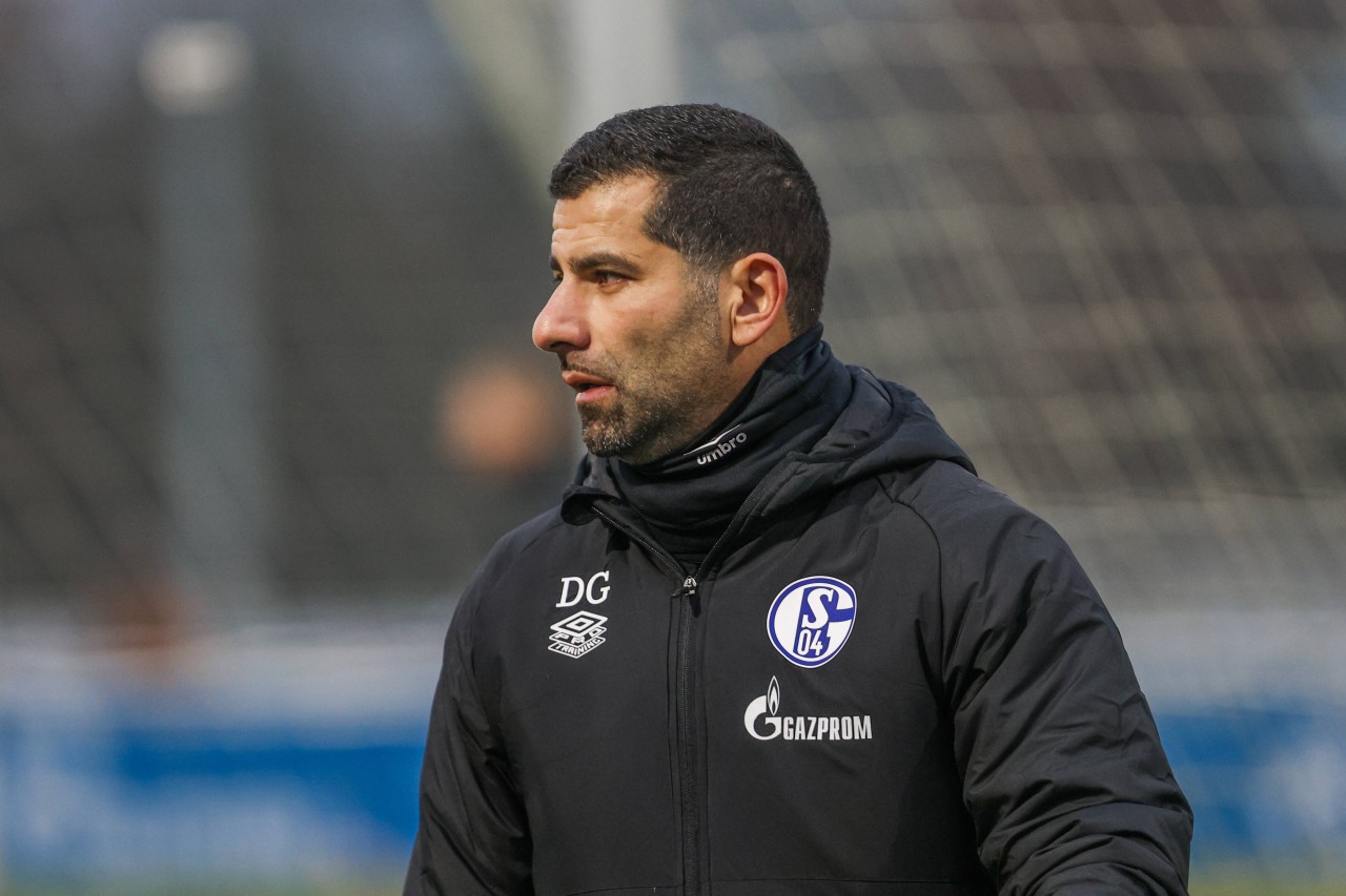 Üblicherweise sind die Schalker Trainingsjacken mit Gazprom-Logos versehen. Bei der PK am Donnerstag fehlten die Logos jedoch.