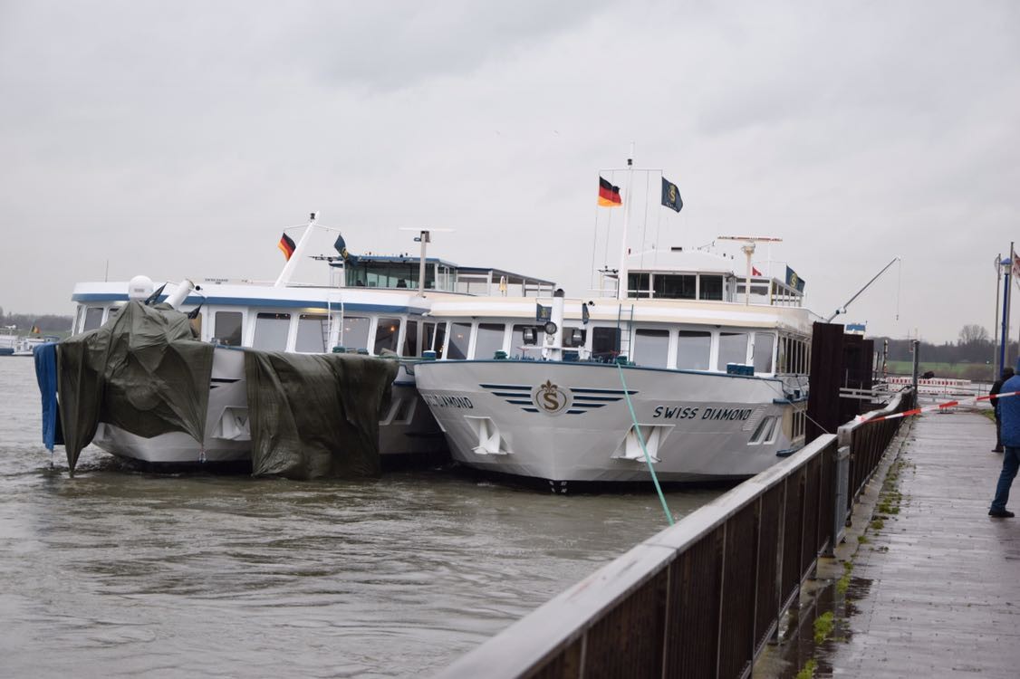 Am Bug wurde das Kreuzfahrtschiff stark beschädigt.