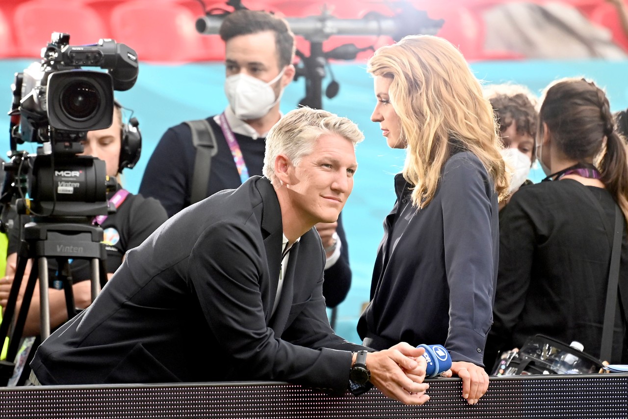 Während einer Halbzeit-Pause machte Bastian Schweinsteiger aus Social Media Werbung für eine Uhr.