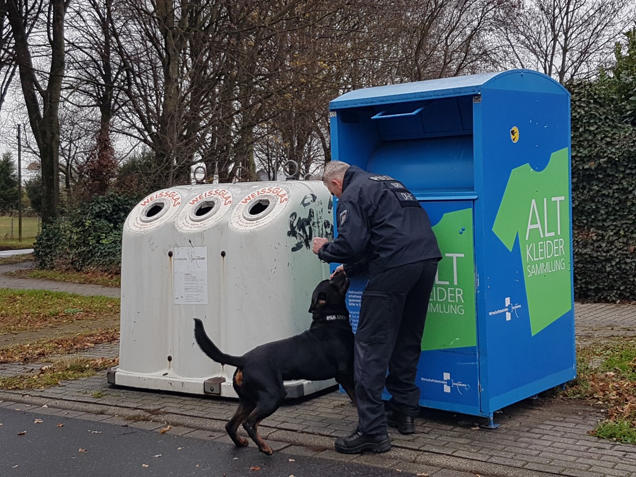 Die Spürhunde der Polizei sind auf Leichengeruch spezialisiert und suchen Altkleider-Container im gesamten Stadtgebiet nach Spuren ab. 