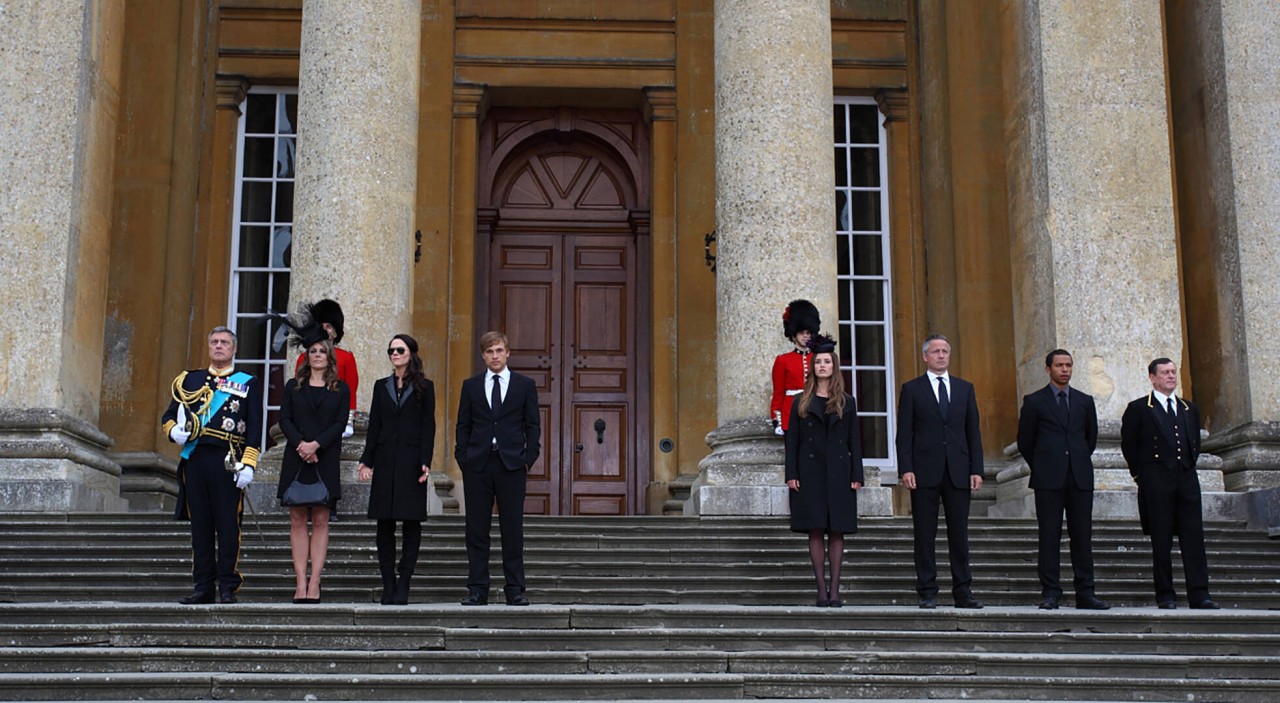 Im Mittelpunkt von „The Royals“ steht die fiktive britische Königsfamilie rund um Königin Helena (2.v.l.).