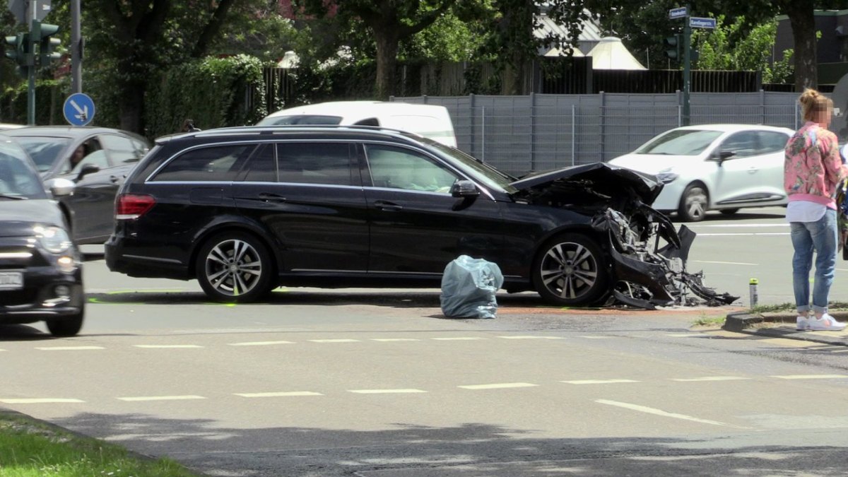 unfall-essen-karolingerstraße-streifenwagen-schwarzer-kombi.jpg