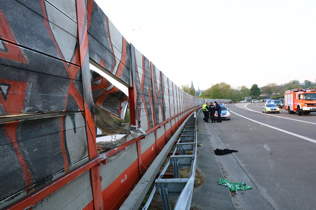 Selbst ein Teil der Seitenwand der Autobahn ging kaputt.