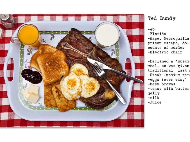 „Ich will Dinge in einer differenzierten Art und Weise darstellen, so dass sich jeder seine Meinung über die Todesstrafe bilden kann“, sagt Fotograf Hargreaves. Ted Bundys letztes Mahl – Steak, Eier, Toast mit Butter und Marmelade, ein Glas Saft und ein Glas Milch – inszenierte er zum Beispiel auf einer roten Tischdecke. 