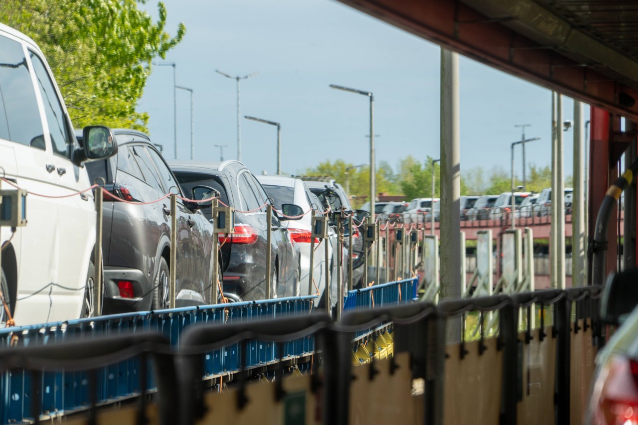 Urlaub an der Nordsee: Wer mit dem Auto nach Sylt will, der muss seinen Wagen zunächst auf den Zug laden. 