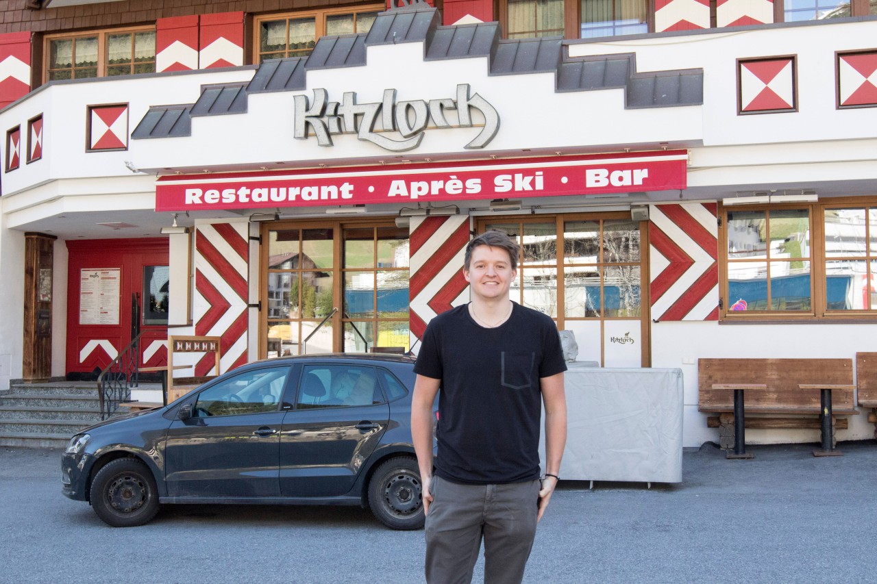 Urlaub in Österreich: Wirt Bernhard Zangerl vor seinem Lokal „Kitzloch“.