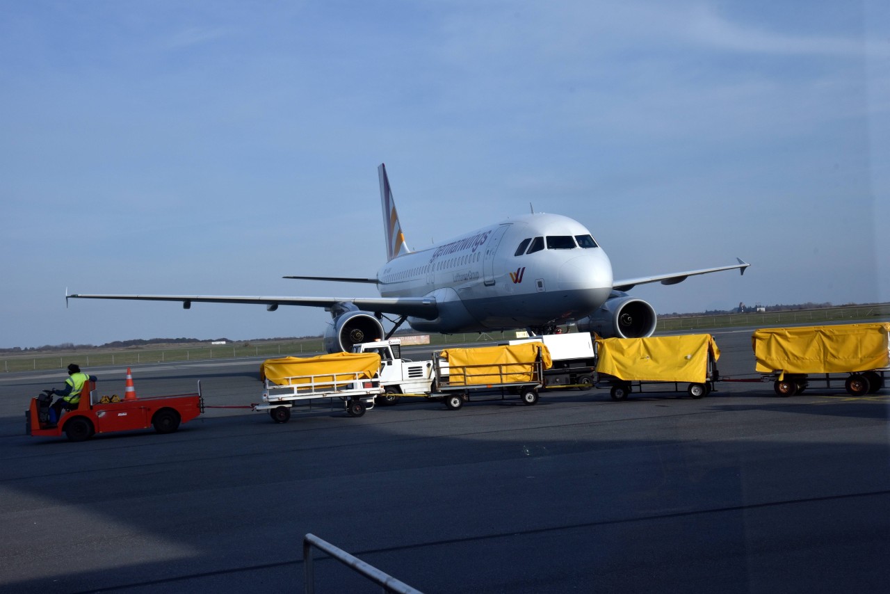 Urlaub an der Nordsee: Ein Flugzeug steht auf dem Rollfeld am Flughafen Westerland auf Sylt. (Symbolbild)