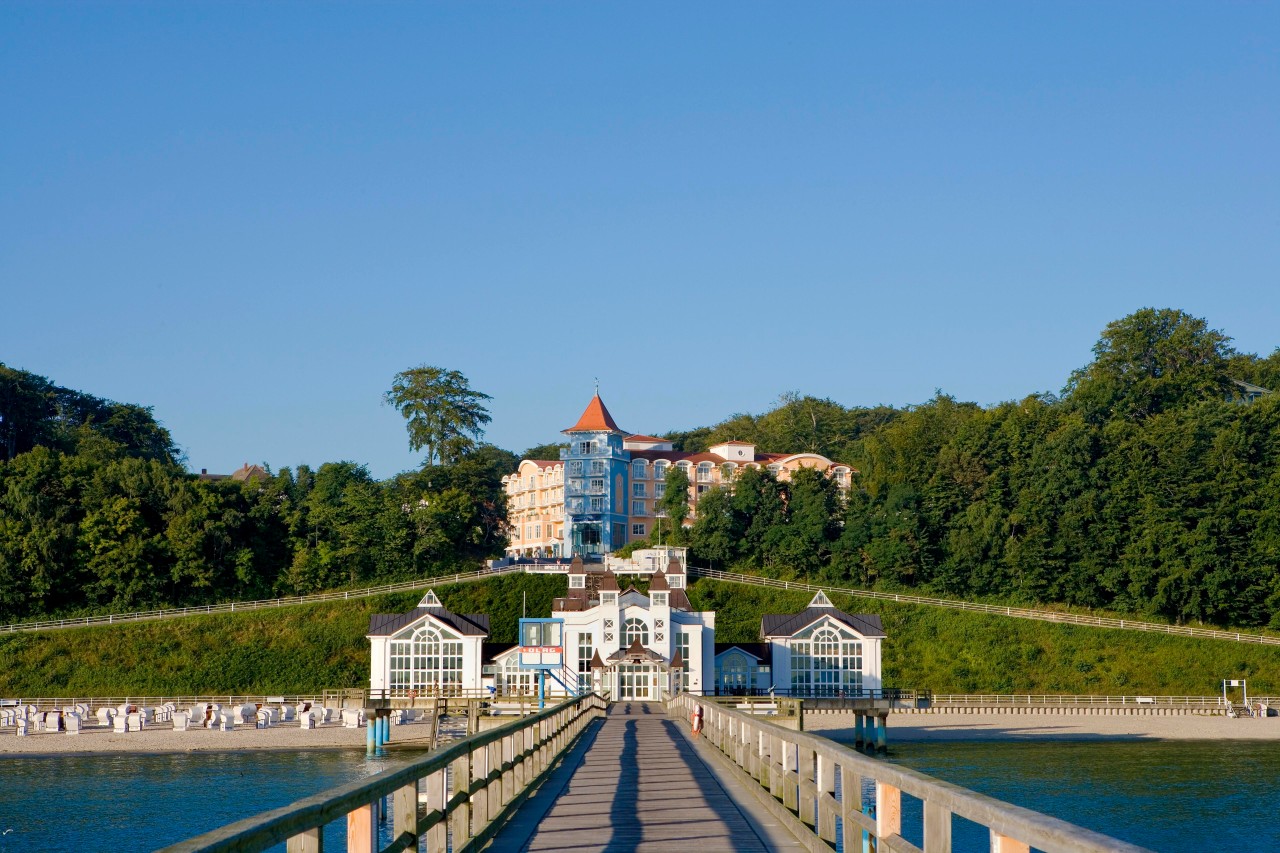 Urlaub an der Ostsee: Das Kurhaus Sellin im Bildhintergrund ist nur noch Geschichte.