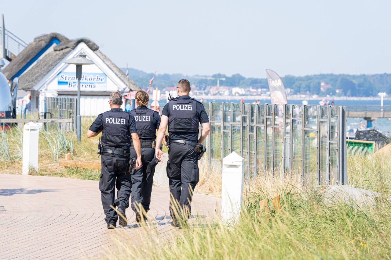 Polizisten eilten mit mehreren Streifenwagen zum Tatort. (Symbolbild)