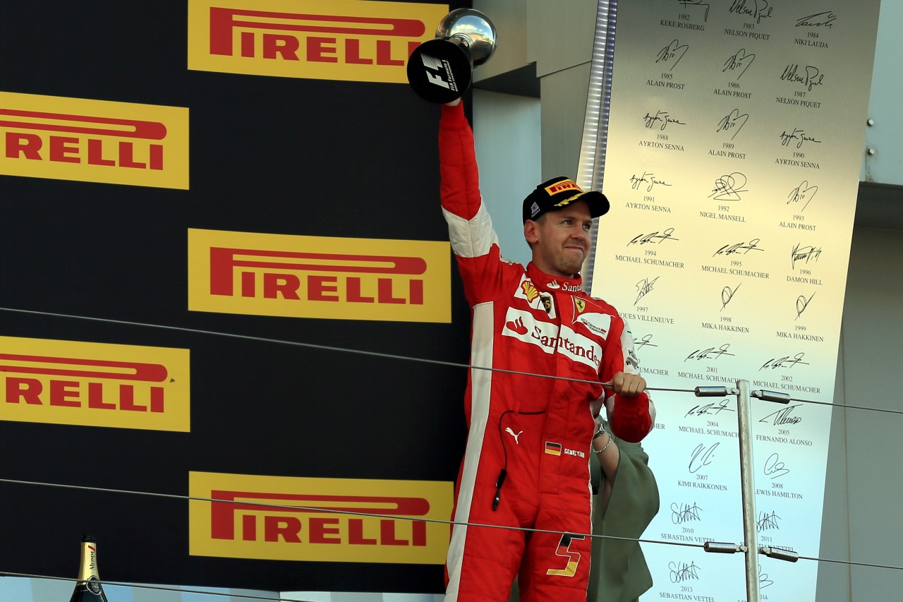 Sebastian Vettel 2015 auf dem Podium in Suzuka.